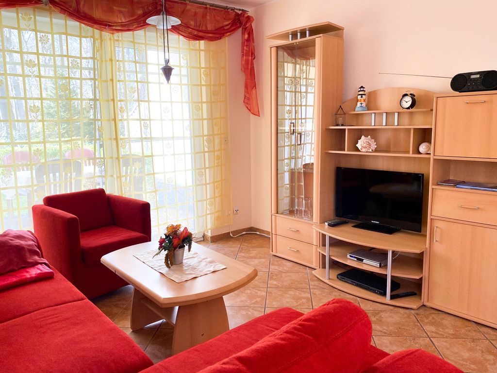 Wohnzimmer mit Terasse zum Küstenwald