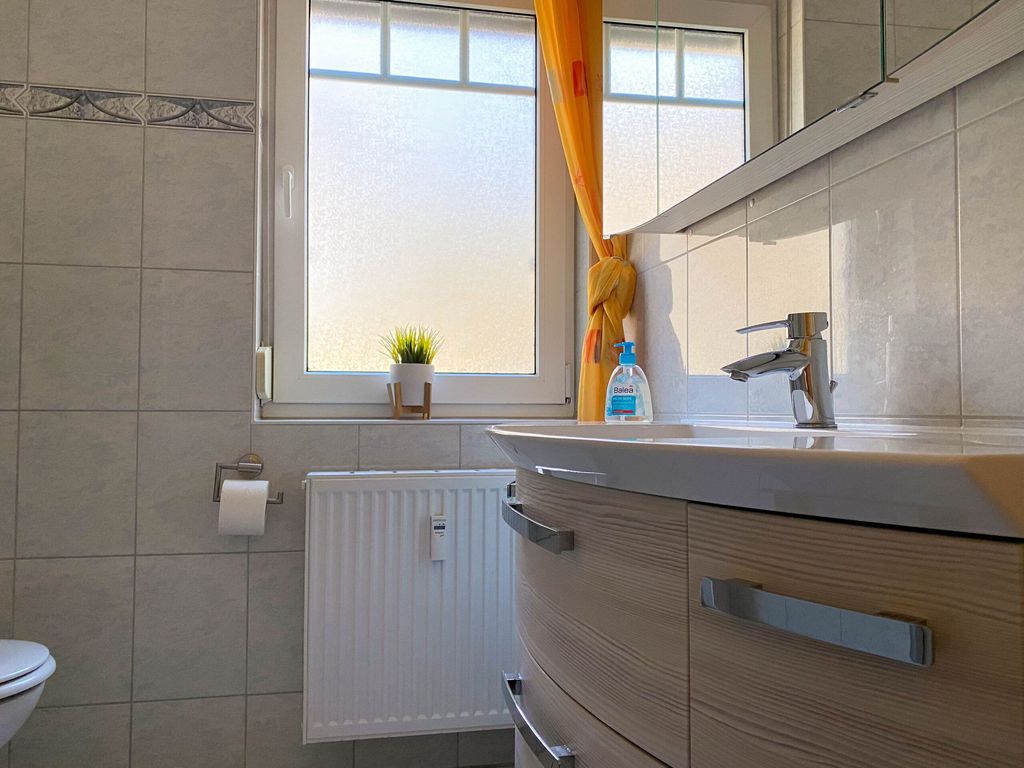 Bad mit Dusche und WC