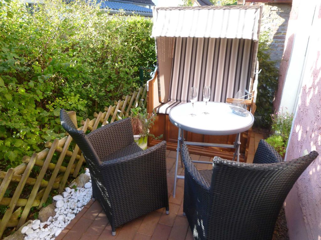 Überdachter Platz im Grünen mit Strandkorb, Essbereich und Liegen