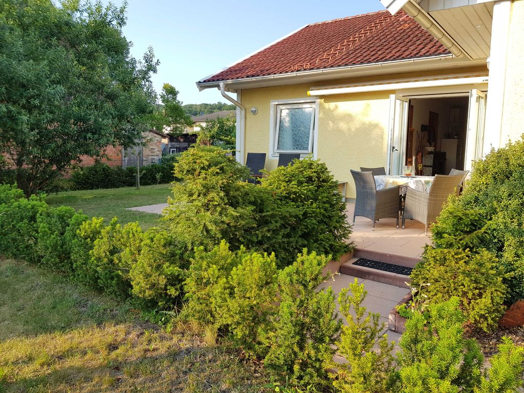 Idyllische Terrasse im Grünen, geschützt durch die Eibenhecke, eigenes Grundstück
