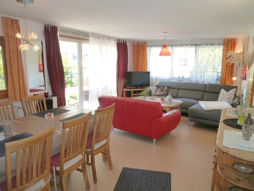 Großzügiges, helles Wohnzimmer mit direktem Zugang zur großen überdachten Terrasse