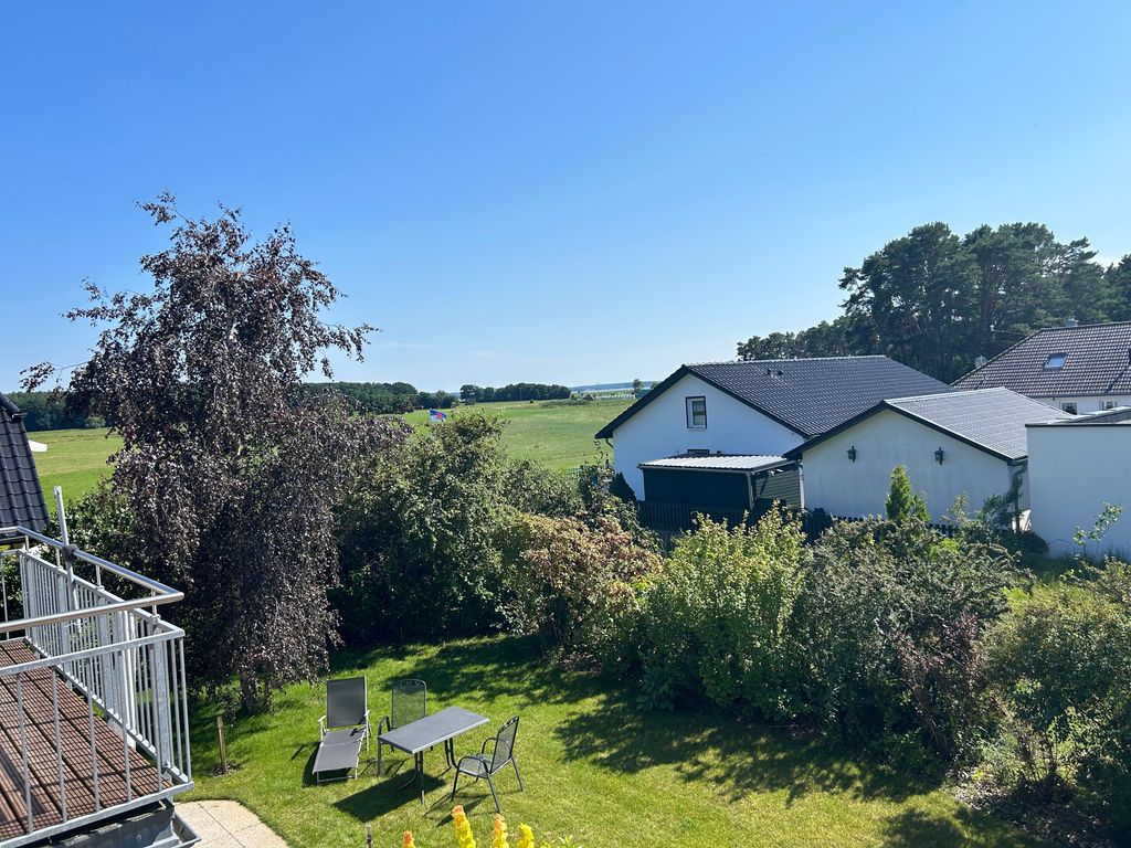 Blick vom Balkon zu den Wiesen des Achterwassers