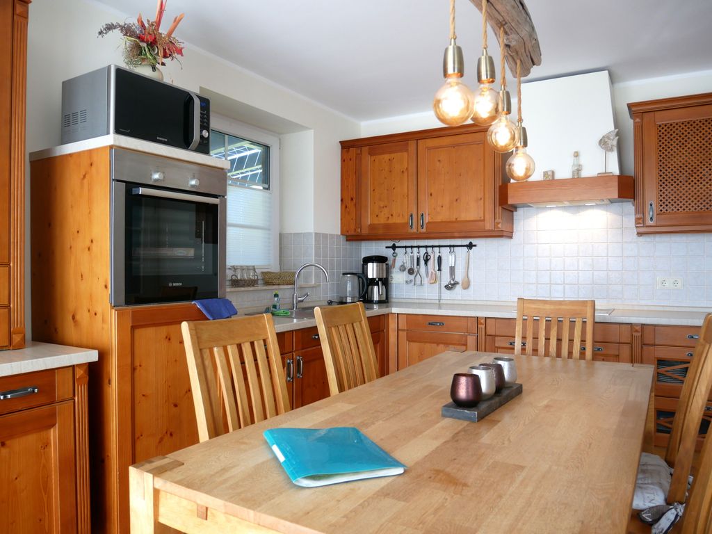 Wohnzimmer mit offener Küche & Essbereich