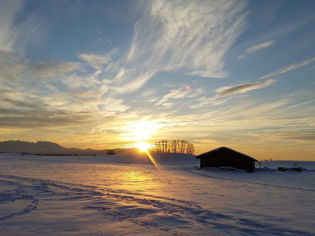 Sonnenuntergang hinter dem Hof