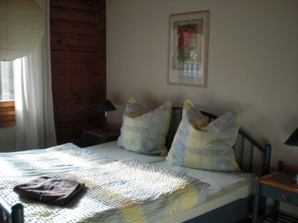 Doppelbett, Blickdichte Vorhänge, Parkettboden, Einbauschrank