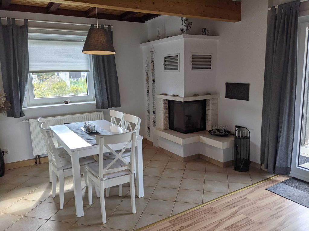 Essbereich mit Kamin im Wohnzimmer