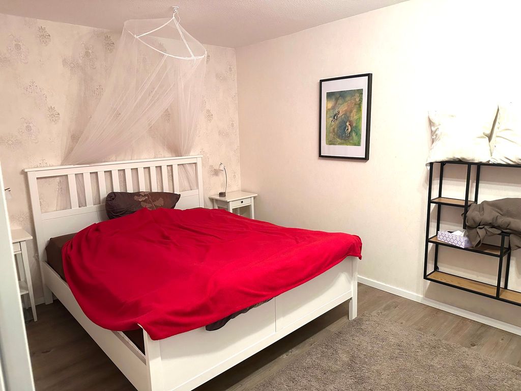 Schlafzimmer mit Doppelbett und Kleiderschrank