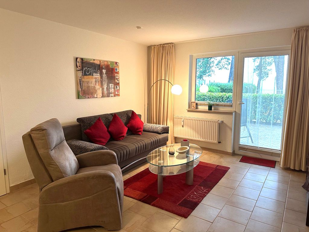 Wohnzimmer, Couch und Flachbild TV