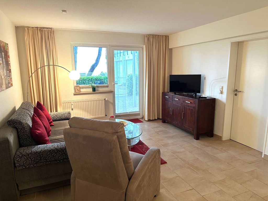 Wohnzimmer mit Sitzecke und Flachbildschirm