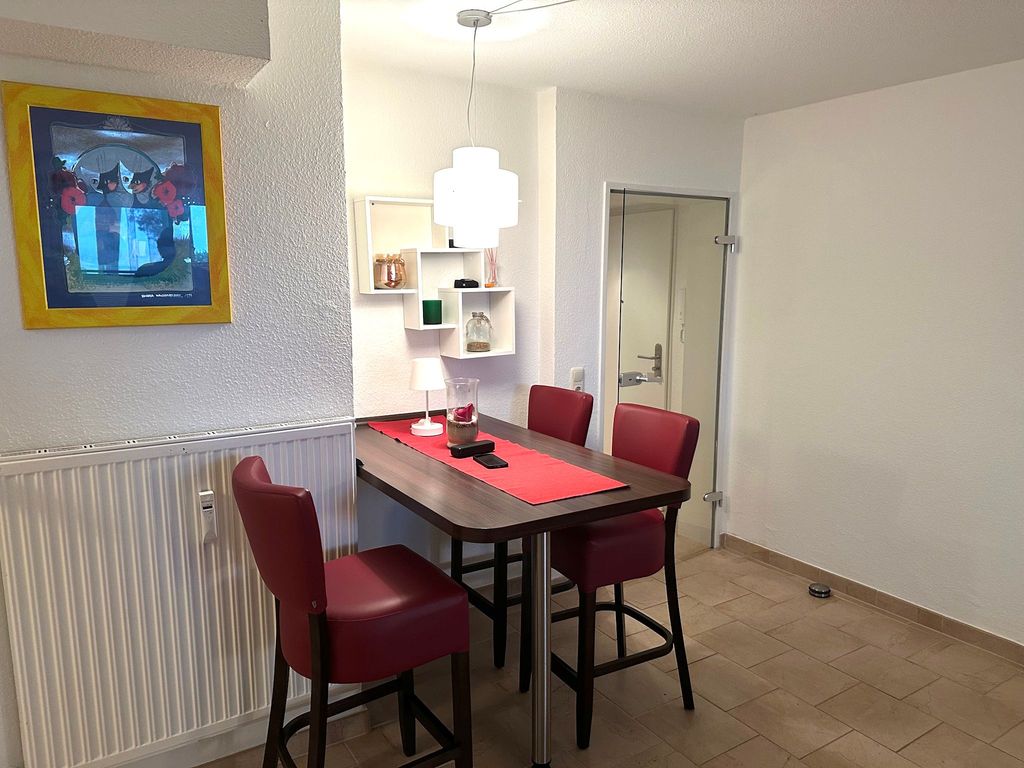 Sitzecke im Wohnzimmer, Tisch mit Hochstühlen