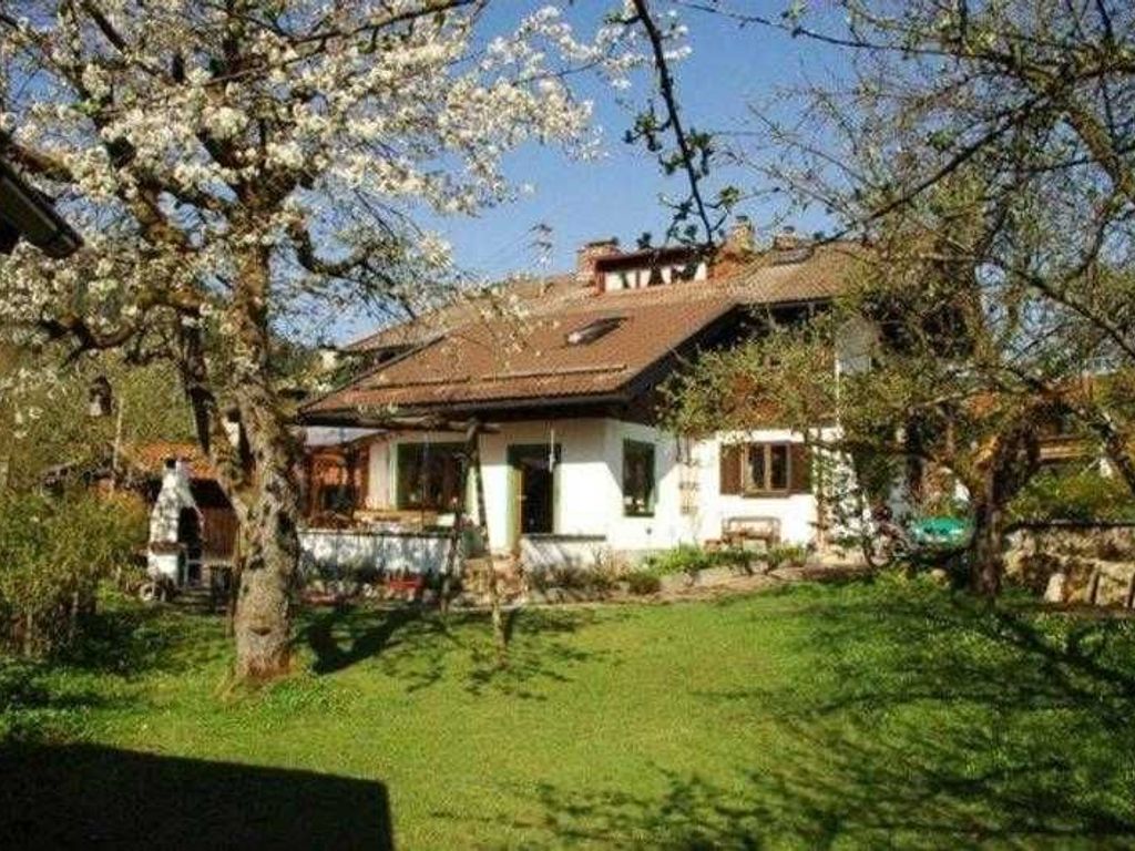 Blick vom Garten auf das Haus