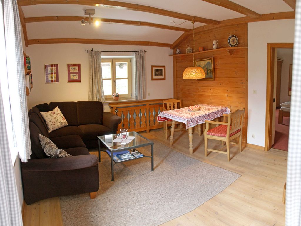 geräumiges Wohnzimmer mit TV