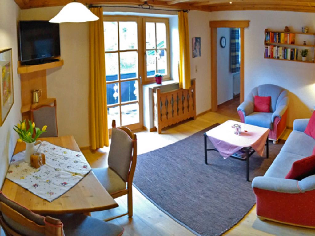 Wohnzimmer mit Essecke für 2 - 4 Personen Platz.
Die Couch kann auch als Schlafcouch genutzt werden