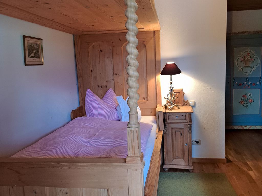 Einbettzimmer Luckengraben  mit Westbalkon ohne Frühstück und ohne Service. Himmelbett