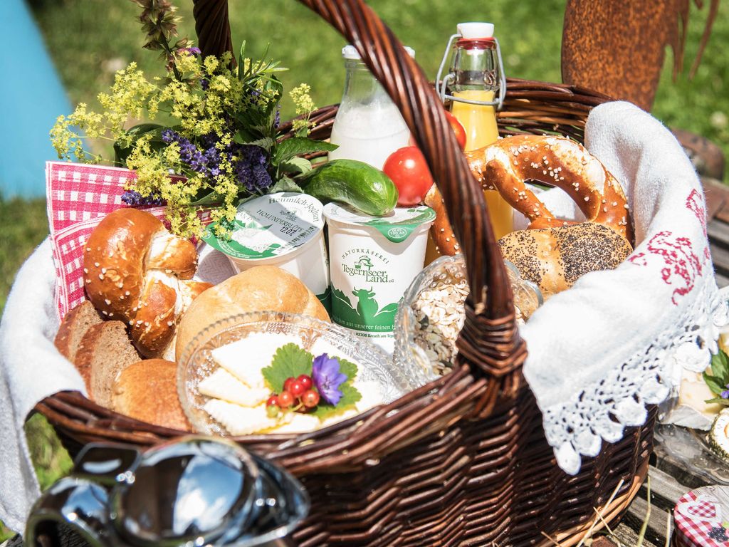 Frühstückskorb gefüllt mit regionalen Produkten
