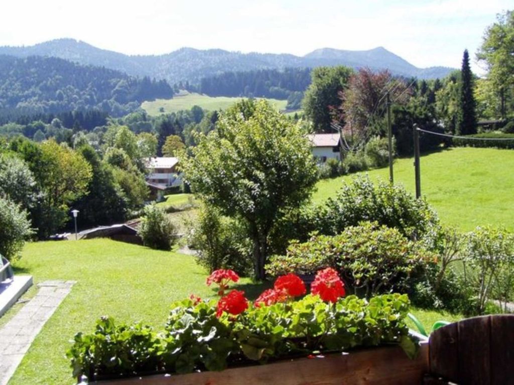 Blick von der Süd-Terrasse in den Garten