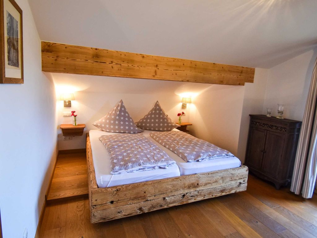 Schlafzimmer mit Altholzbett
