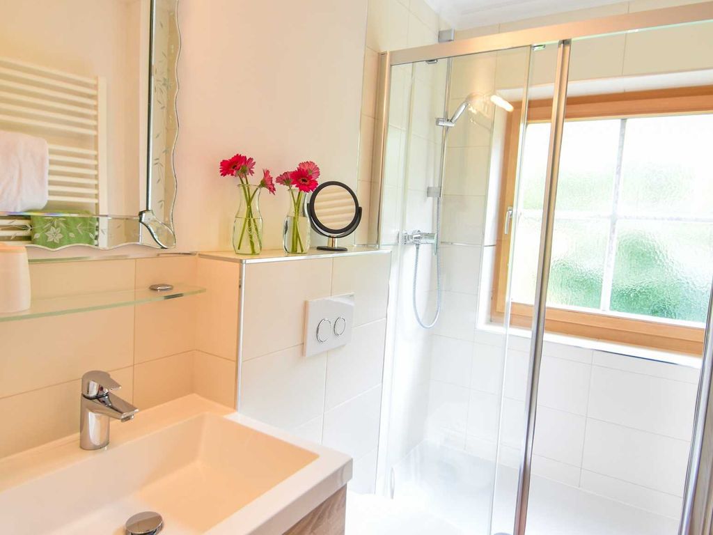 Badezimmer mit Fenster