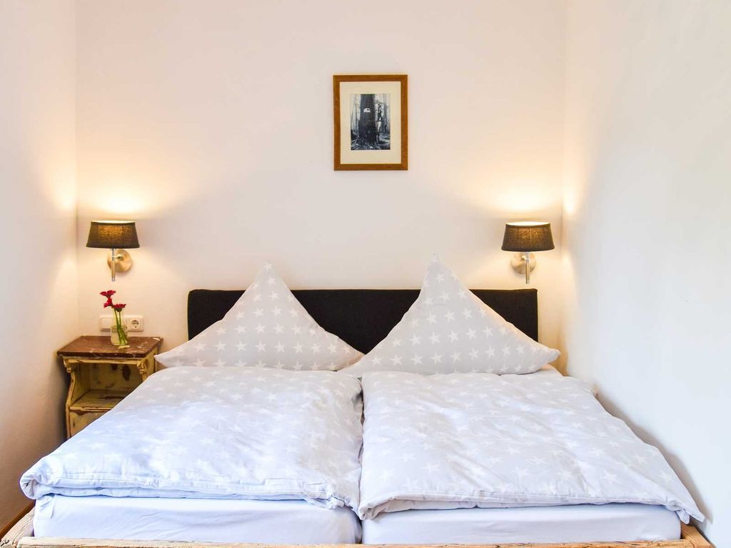 Schlafzimmer mit Altholzbett