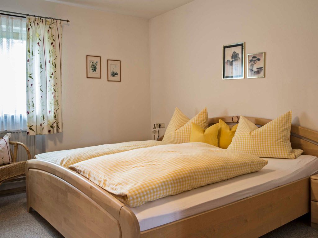 Schlafzimmer mit
Doppelbett und Textil Fußboden.