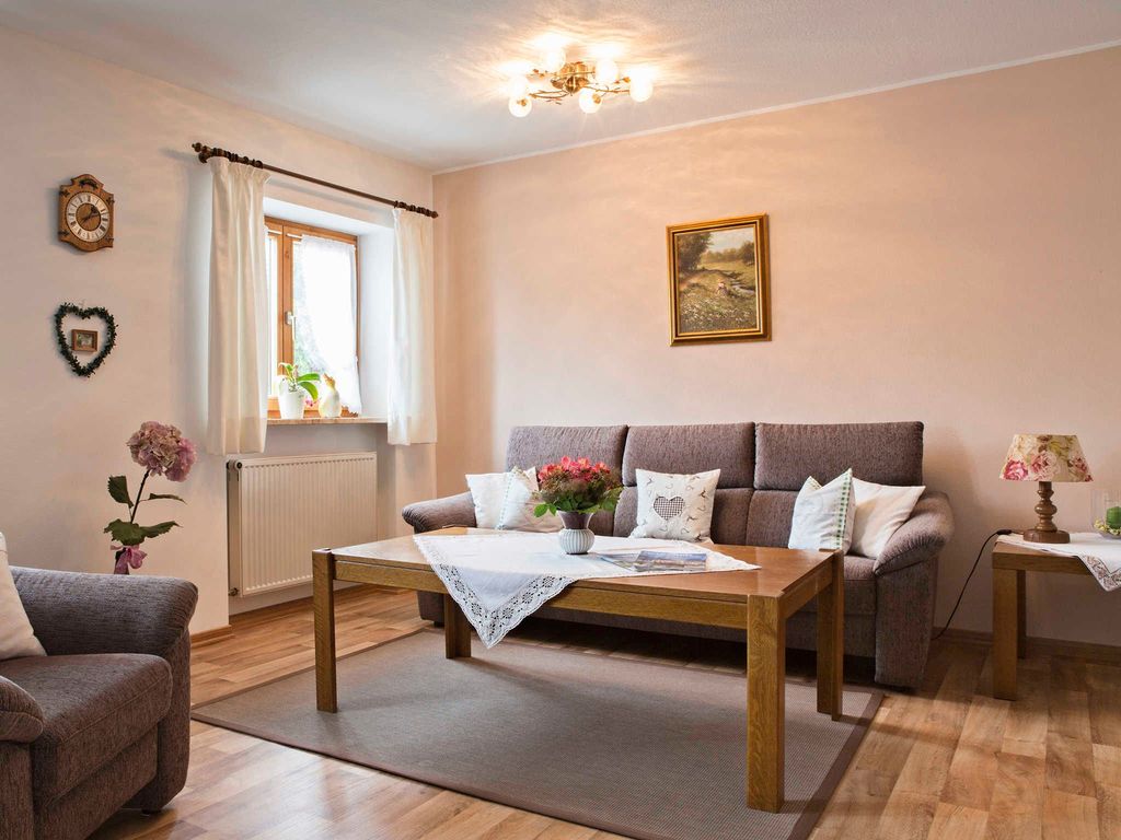 Wohnzimmer mit Flachbildschirm lädt zum Entspannen ein.