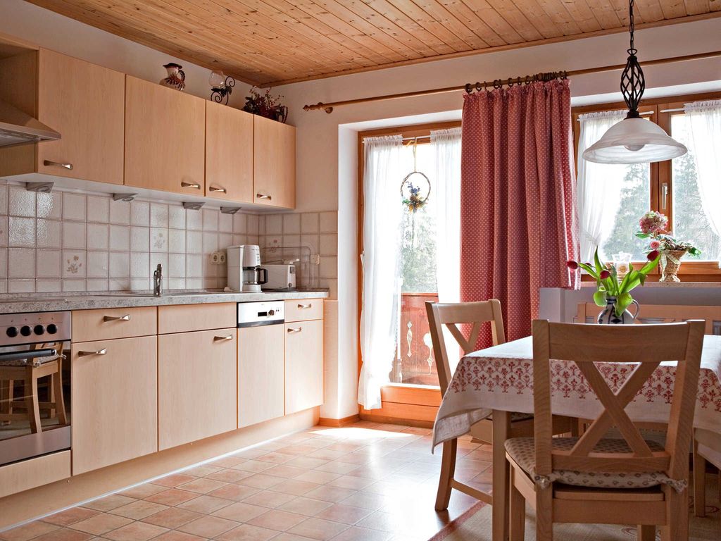 Schöne geräumige Wohnküche mit bester
Ausstattung, und Zugang zum Balkon.