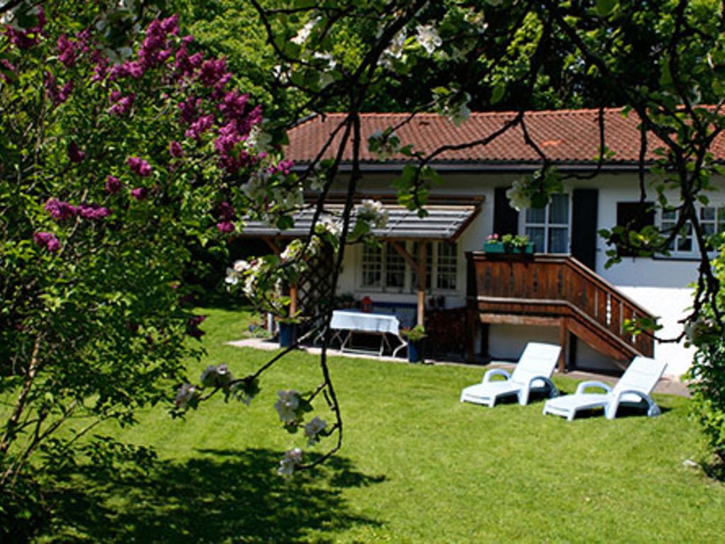eigene Gartenecke mit überdachter Sitzgruppe