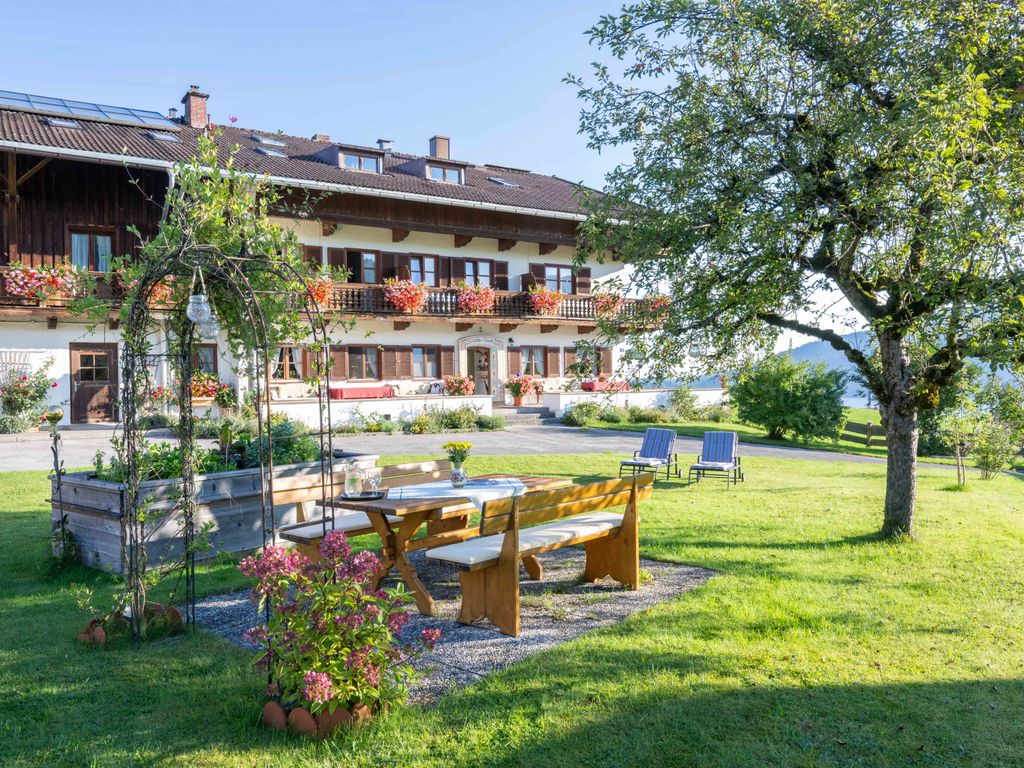 Unser schöner Garten mit Liegen und Sitzgelegenheit