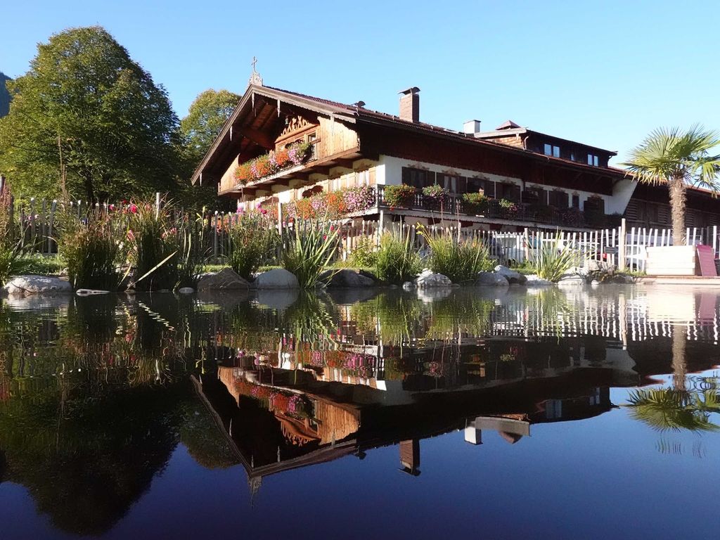 Schwimmteich mit Hofansicht