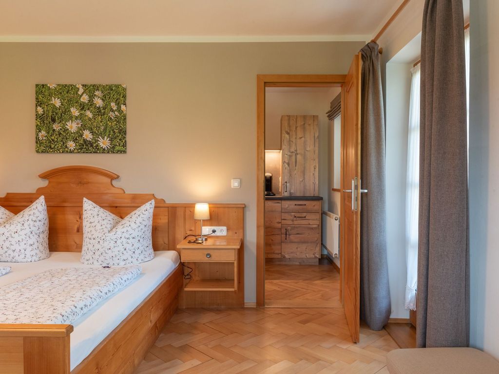 Schlafzimmer mit Blick in Küche
