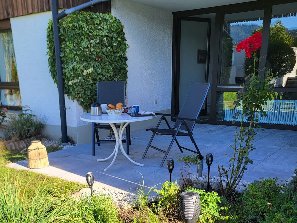 Blick auf Terrasse am Morgen (erneuert 9-2026)