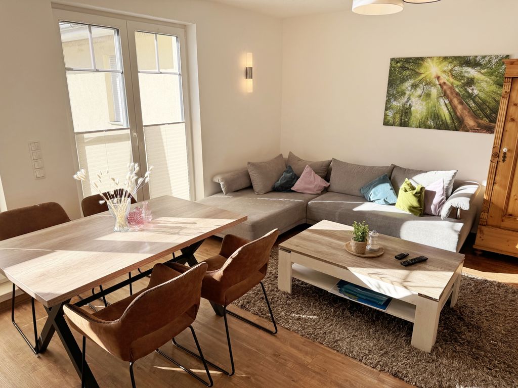 Blick auf den Wohnbereich mit Couch