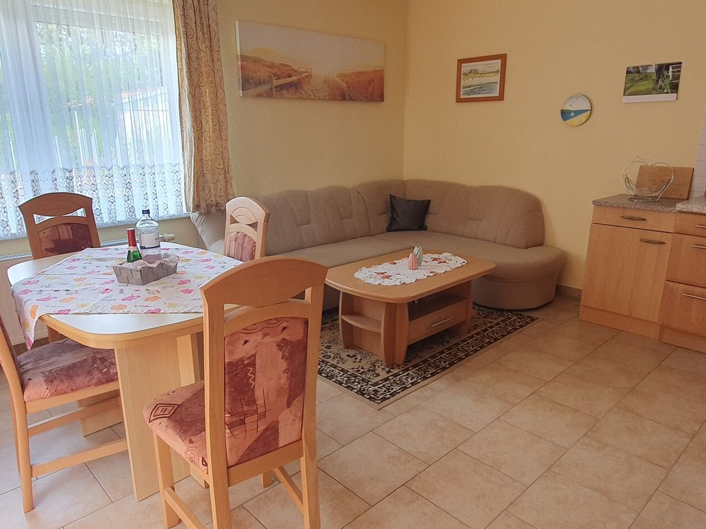 Wohnzimmer mit offener Küche
