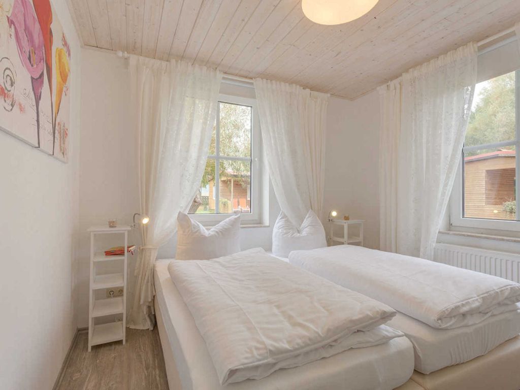 Schlafzimmer mit 2 Boxspringbetten (auch Einzel stellbar)