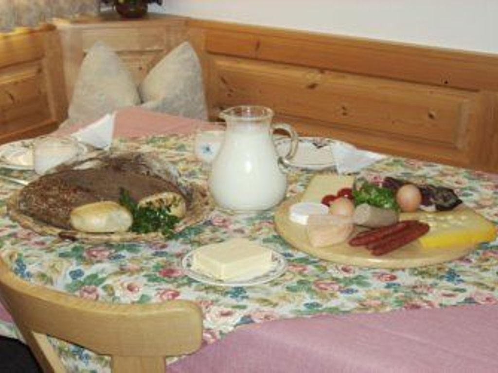 Frühstücksbuffet mit eigenen Produkten und Lebensmittel