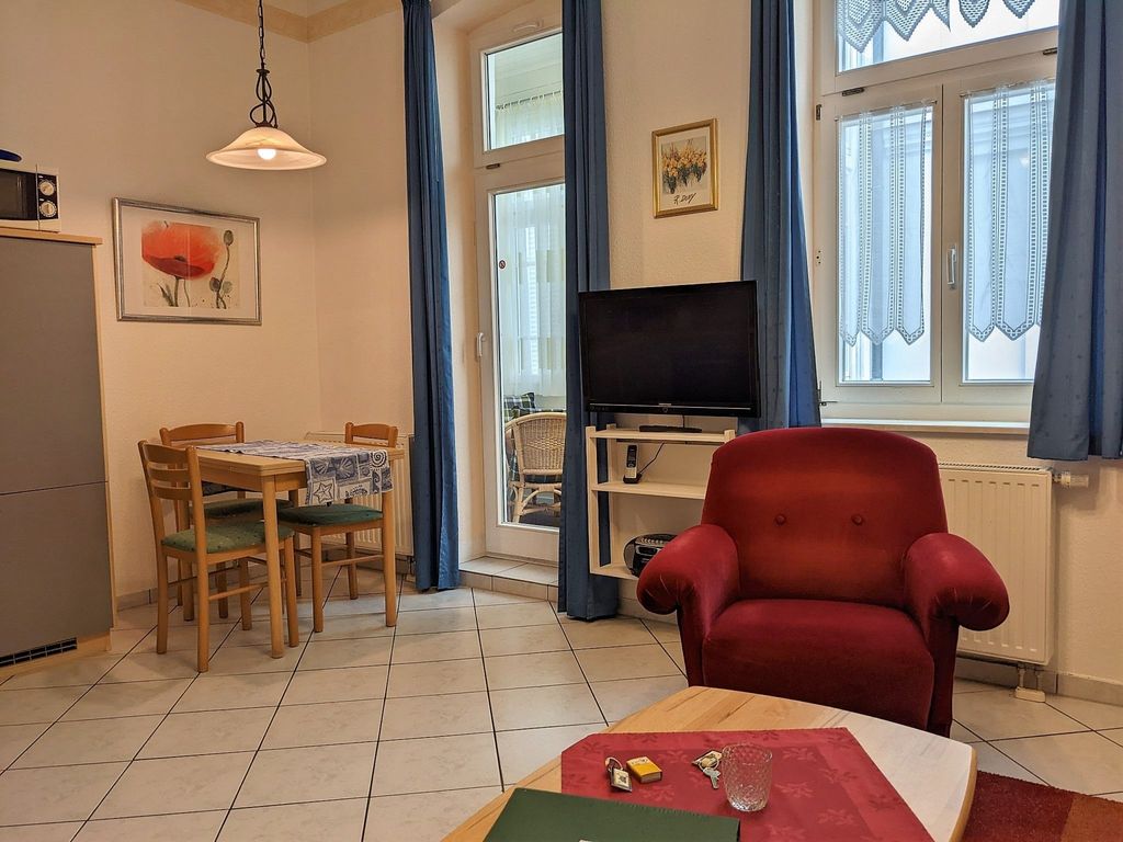 Wohnzimmer mit offener Küche