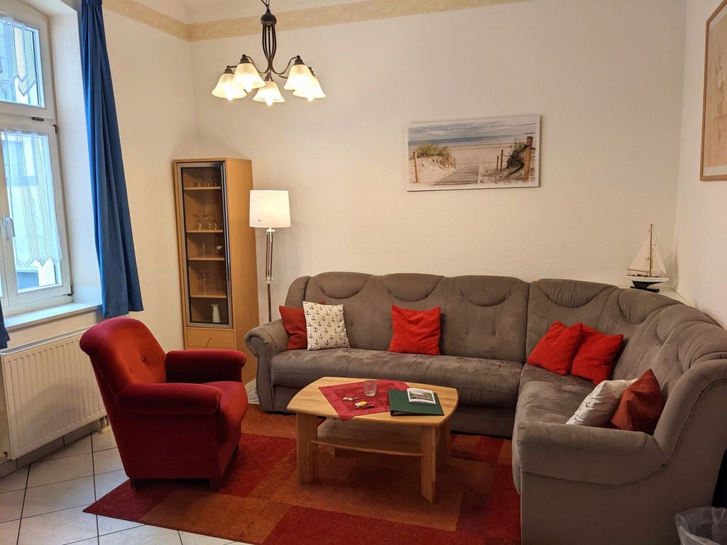 Wohnzimmer mit offener Küche