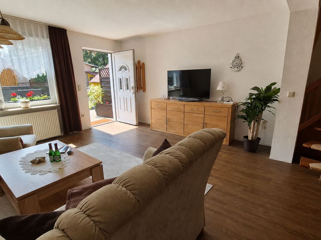Helles, gemütliches Wohnzimmer mit Terrasse