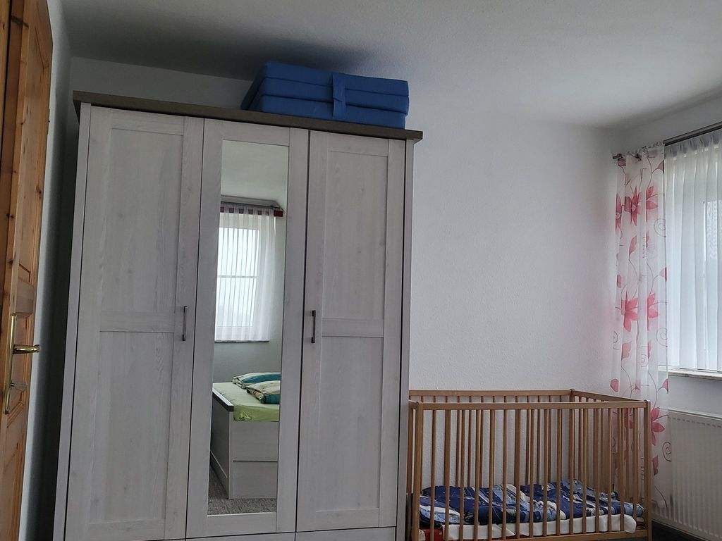 Schlafzimmer 1 Schrank und Kinderbett