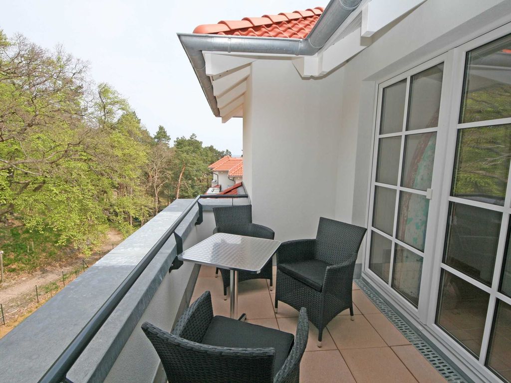 bestuhlter Balkon in ruhiger Lage