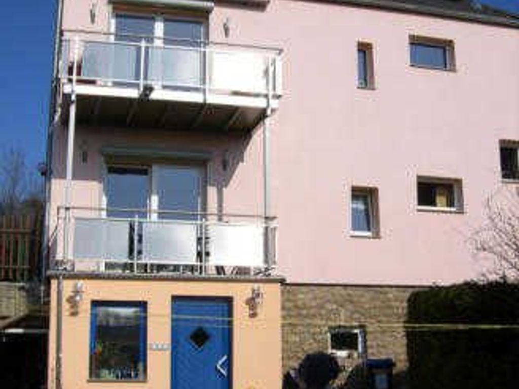 Haus- Rückansicht (der untere Balkon gehört zur Ferienwohnung)