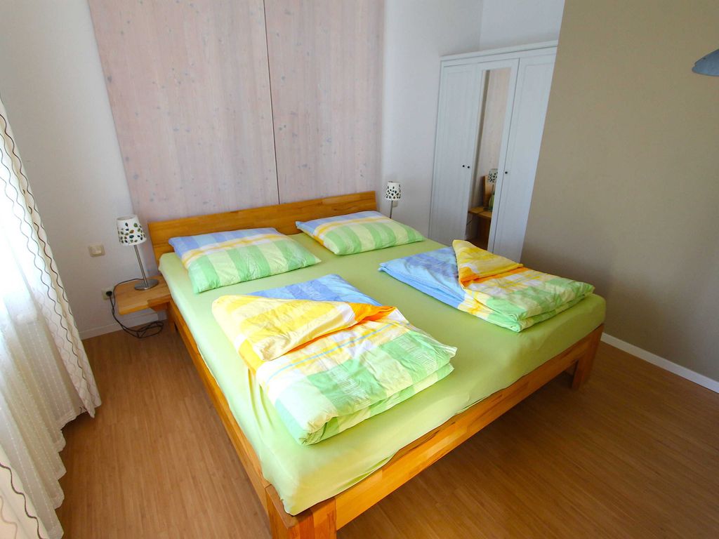 Schlafzimmer mit Doppelbett