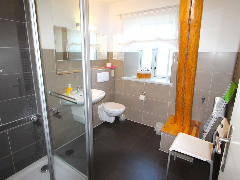 Badezimmer mit Dusche und WC