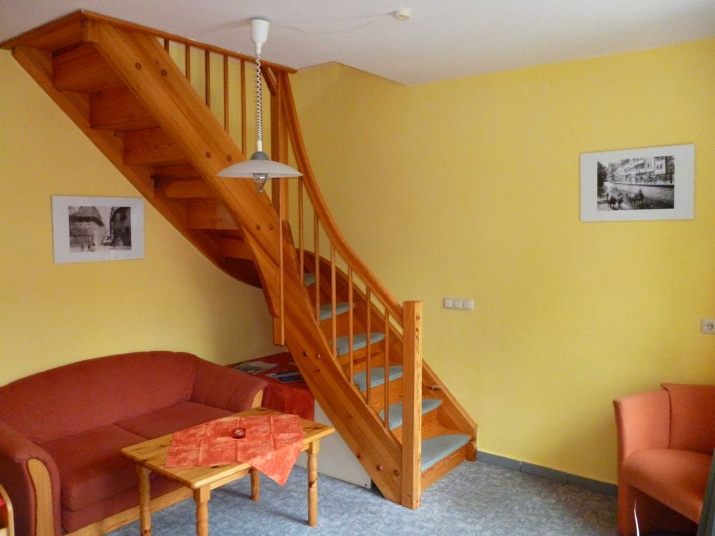 vom kombinierten Wohn-Schlafzimmer führt die Treppe zur Küche
