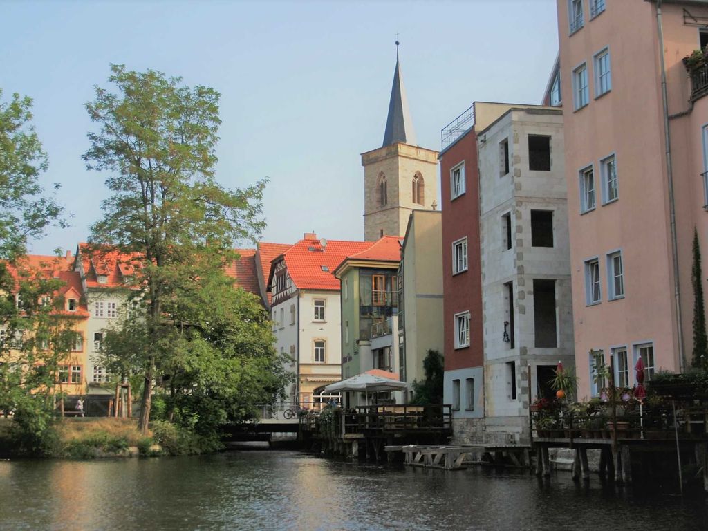 Aussenansicht des Hauses von der Wasserseite mit Blick auf die Krämerbrücke