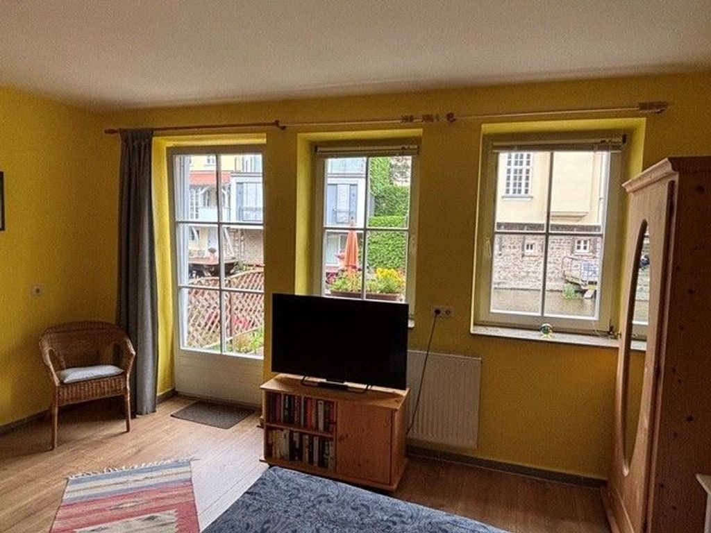 kombiniertes Wohnzimmer-Schlafzimmer mit Zugang zum Wassersteg