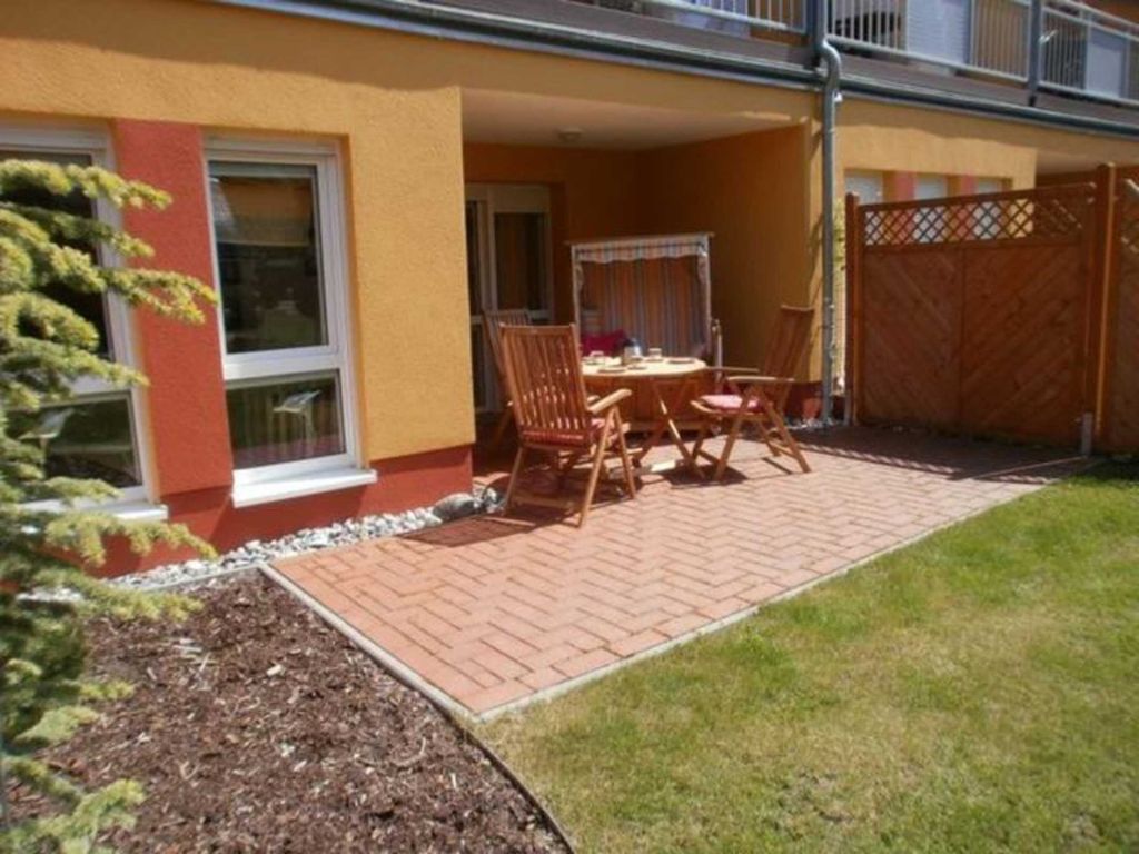 Terrasse mit Gartenmöbeln
