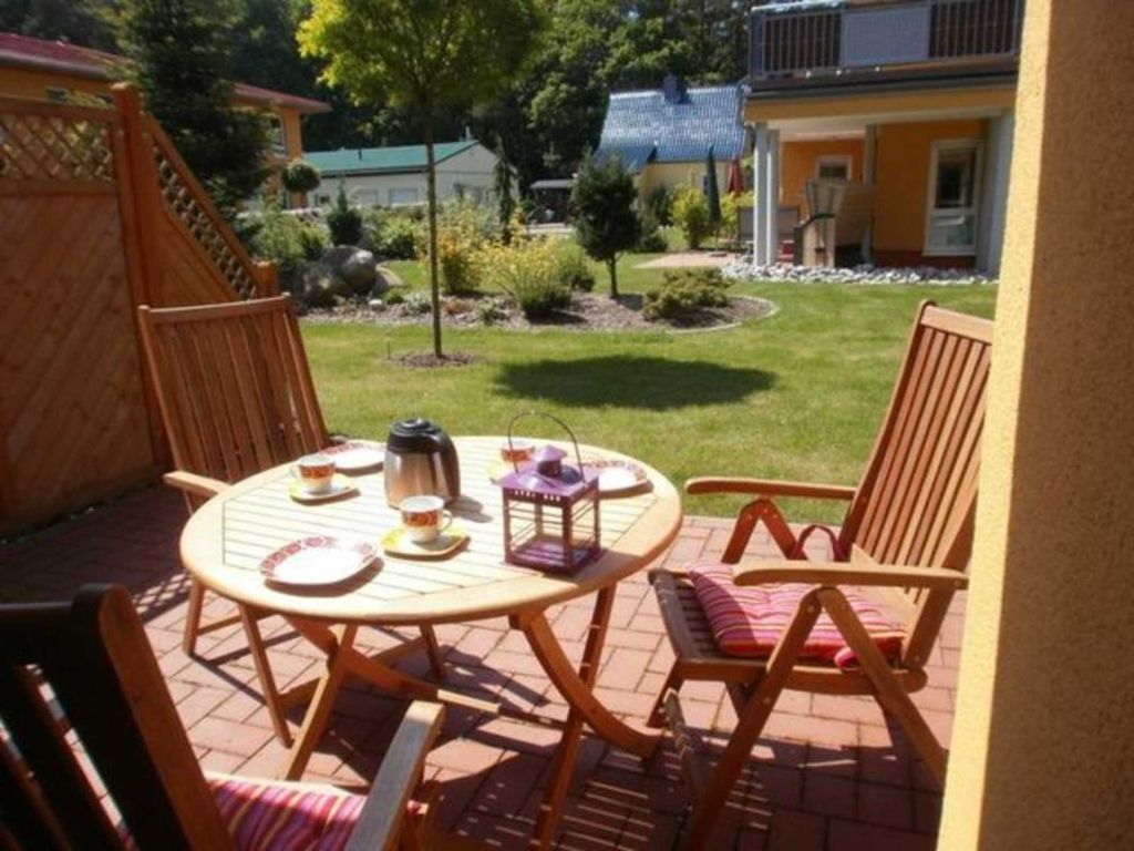 Terrasse mit Gartenmöbeln