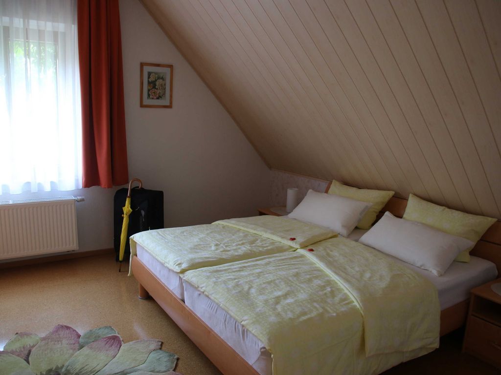 Schlafzimmer mit Doppelbett