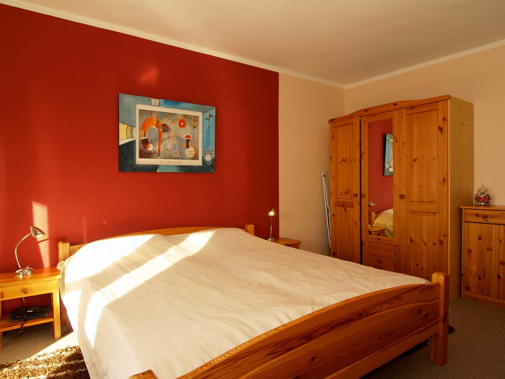 Das Schlafzimmer mit Doppelbett und Kleiderschrank
